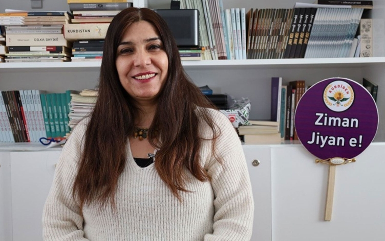 Leyla Çakir: Piştî ku ji mamostetiya Tirkî hat dûrxistin 50 pirtûk wergerandin Kurdî