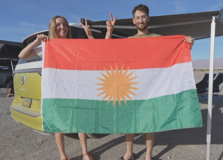 Taylor ji bo evîna Zervan fêrî Kurdî bû: Mala wan mînîbusek e