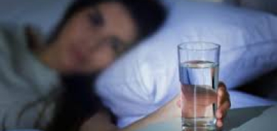 هل شرب الماء قبل النوم مفيد أم مضر؟