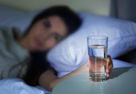 هل شرب الماء قبل النوم مفيد أم مضر؟