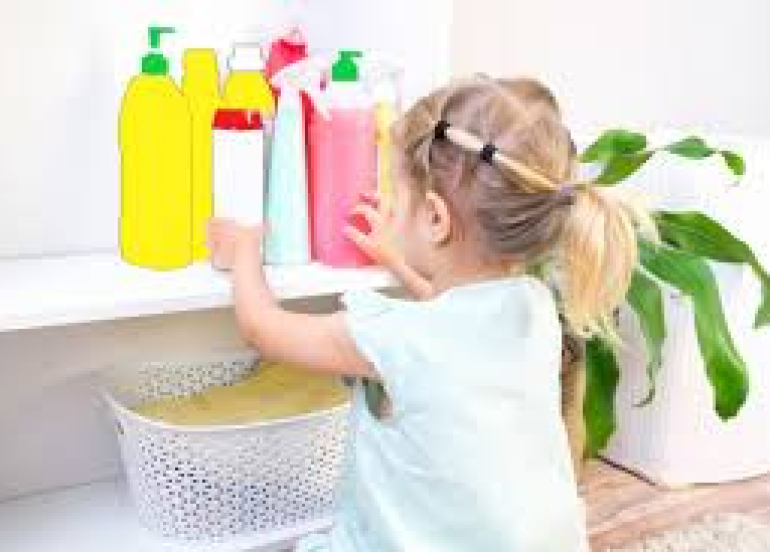 «المنظفات المنزلية»... خطر صامت يهدد حياة الأطفال في سن الخامسة أو أقل