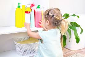 «المنظفات المنزلية»... خطر صامت يهدد حياة الأطفال في سن الخامسة أو أقل