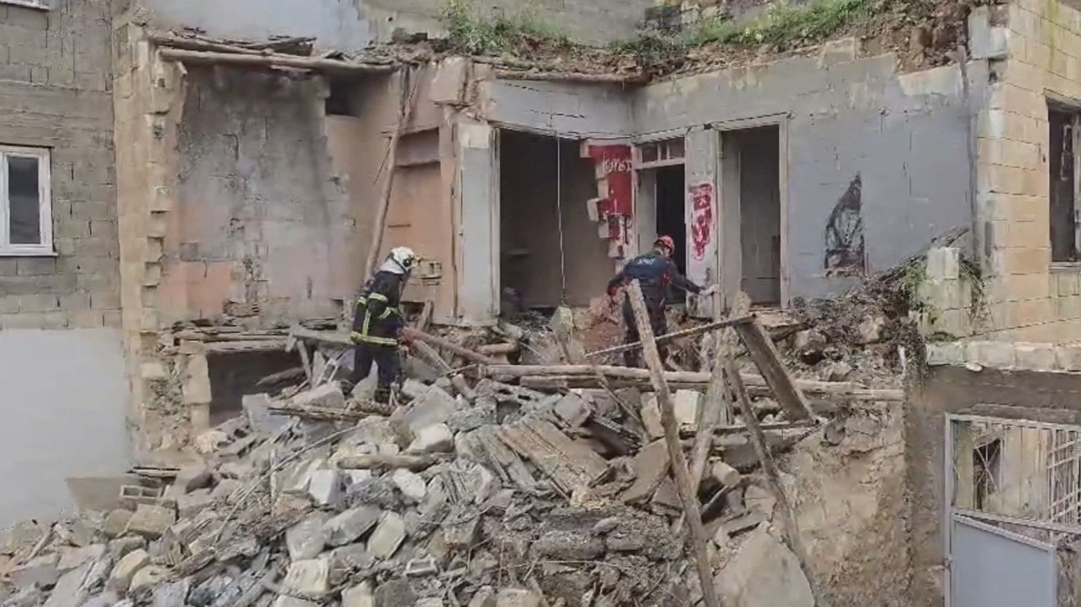 Li gelek bajarên Bakurê Kurdistanê lehî rabû: Rê hatin girtin û xanî hilweşiyan