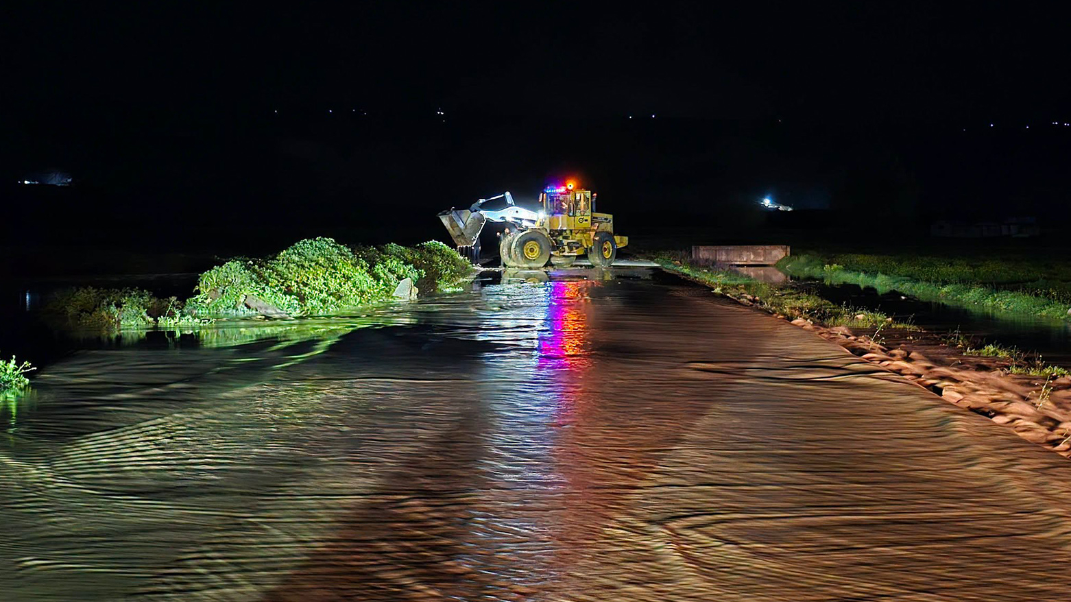 Li Efrînê ji ber lehiyê zarokek xeniqî û ziyanên mezin gihîştin cotkaran