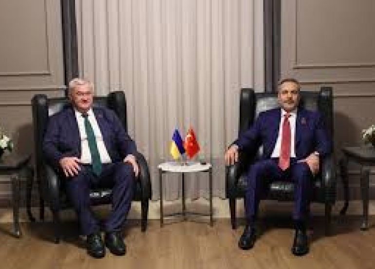 أوكرانيا تطلب من تركيا عقد لقاء بين بوتين وزيلينسكي