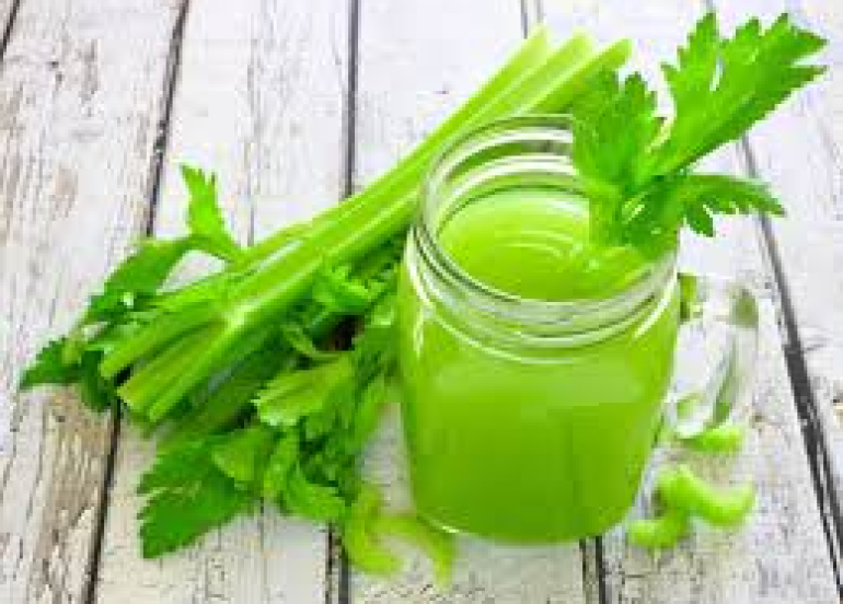 عصير الكرفس: هل يساعد فعلاً في خفض ضغط الدم؟