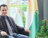 لەبەردەم پەنجەرەکی کورتی میژووین