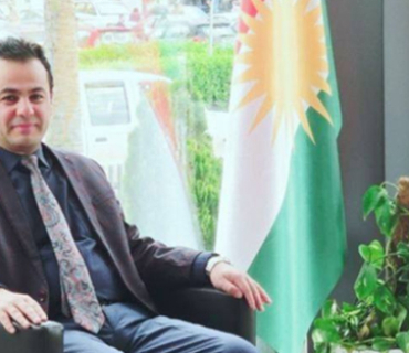 لەبەردەم پەنجەرەکی کورتی میژووین