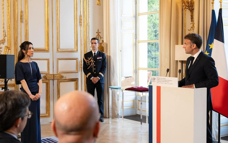 Macron nîşaneya herî bilind a Fransayê da Nadiya Muradê