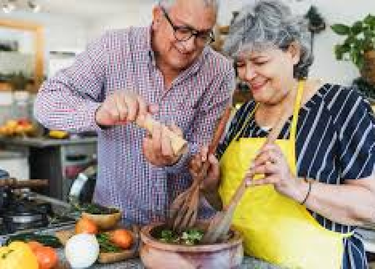 الطبخ المنزلي... وقاية من الخرف لدى كبار السن