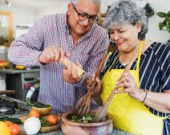 الطبخ المنزلي... وقاية من الخرف لدى كبار السن