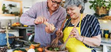 الطبخ المنزلي... وقاية من الخرف لدى كبار السن