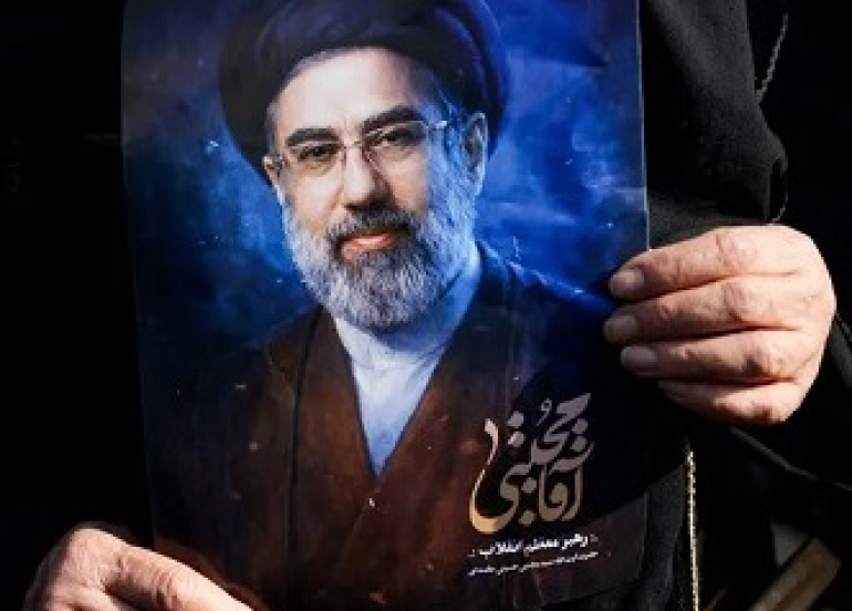 تقرير يرصد حالة مجتبى خامنئي الصحية.. من 