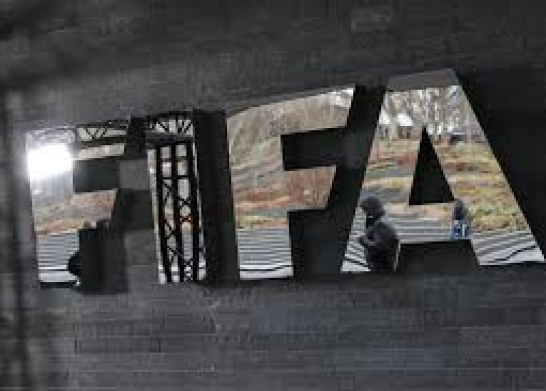 «فيفا» يدرس تنظيم إقامة مباريات الدوريات الوطنية خارجياً بقيود صارمة