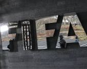 «فيفا» يدرس تنظيم إقامة مباريات الدوريات الوطنية خارجياً بقيود صارمة