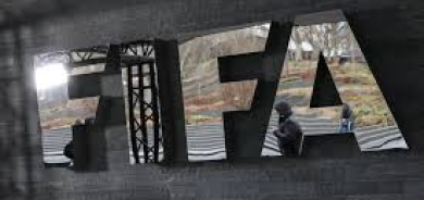 «فيفا» يدرس تنظيم إقامة مباريات الدوريات الوطنية خارجياً بقيود صارمة