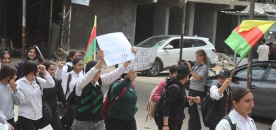 Li Rojavayê Kurdistanê xelk li dijî biryara guhertina navên dibistanan dadikeve qadan