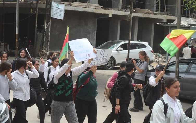 Li Rojavayê Kurdistanê xelk li dijî biryara guhertina navên dibistanan dadikeve qadan