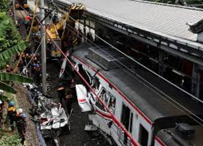 نحو مئة قتيل وجريح في تصادم قطارين بإندونيسيا