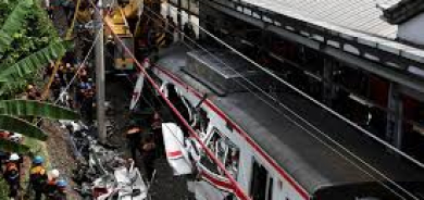 نحو مئة قتيل وجريح في تصادم قطارين بإندونيسيا