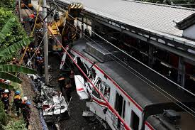 نحو مئة قتيل وجريح في تصادم قطارين بإندونيسيا