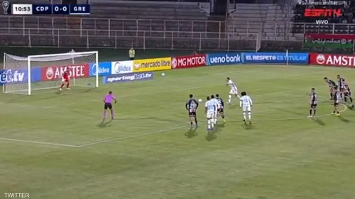 حارس مرمى يصد 3 ركلات جزاء متتالية لنفس اللاعب