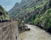 سوران.. عمليات بحث مكثفة لانتشال 3 أشقاء ضحايا حادث سقوط مركبة عائلتهم في نهر گلي علي بيك