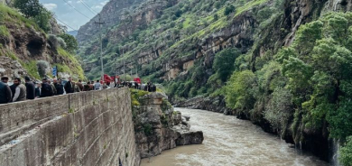 سوران.. عمليات بحث مكثفة لانتشال 3 أشقاء ضحايا حادث سقوط مركبة عائلتهم في نهر گلي علي بيك