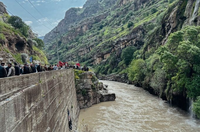 سوران.. عمليات بحث مكثفة لانتشال 3 أشقاء ضحايا حادث سقوط مركبة عائلتهم في نهر گلي علي بيك