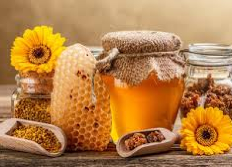 العسل وصحة الجهاز الهضمي: ماذا يحدث عند تناوله يومياً؟