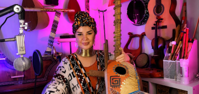 Muzîkjeneke Kurd amûreke 700 salî ya Afrîkayê dide naskirin