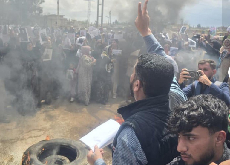 Li Hesekê malbatên girtiyên di destê hikûmeta Ehmed Şera de xwepêşandan kirin