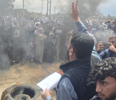 Li Hesekê malbatên girtiyên di destê hikûmeta Ehmed Şera de xwepêşandan kirin