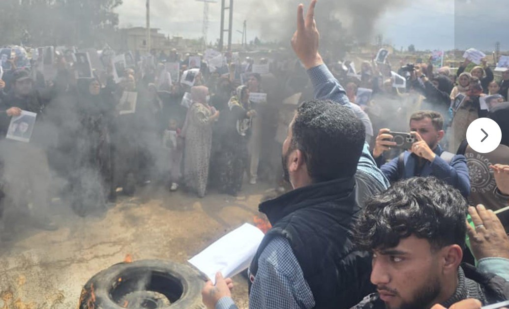 Li Hesekê malbatên girtiyên di destê hikûmeta Ehmed Şera de xwepêşandan kirin