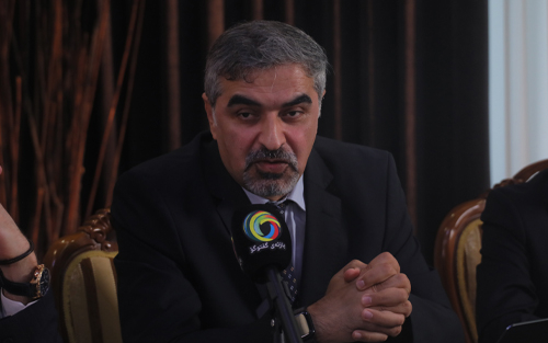 كەریم پەرویزی  سیاسەتمەدار و چاودێری سیاسی:     نەبوونی یاسایەكی نەوت و گازی هاوچەرخ لە عێراقدا گەورەترین بەربەستە لەبەردەم بونیادنانی نیشتمان و ڕاكێشانی كۆمپانیا گەورەكانی جیهانی بۆ ناو ئابووریی هەرێمی كوردستان