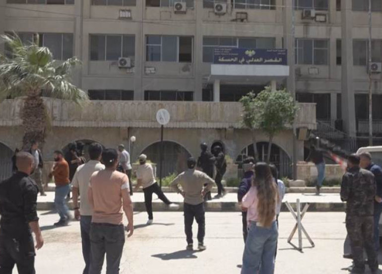 HISÎÇA - Tabloyên bi Kurdî hatin rakirin: 'Ev tîp bi xwîna şehîdan hatine nivîsandin'