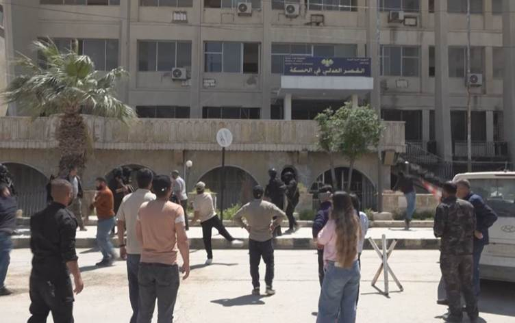HISÎÇA - Tabloyên bi Kurdî hatin rakirin: 'Ev tîp bi xwîna şehîdan hatine nivîsandin'