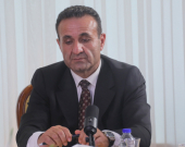 Îmad Teha Mizûrî, endamê Bazneya Guftûgoyê: Cîhan ketiye nava şerekî giran ê enerjî û bazirganiyê û bilindkirina bêwêne ya bacên gumrikê.