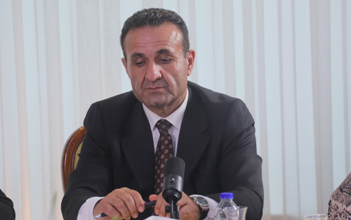 Îmad Teha Mizûrî, endamê Bazneya Guftûgoyê: Cîhan ketiye nava şerekî giran ê enerjî û bazirganiyê û bilindkirina bêwêne ya bacên gumrikê.