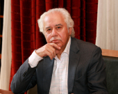 پ.د. عەبدولحوسێن شەعبان:  بیرمەند و ئەكادیمیستێكی عەرەب بۆ گوڵان:   یەكێك لە تایبەتمەندییە هەرە دیارەكانی گوڵان ئەوە بووە كە تەنیا گۆڤارێكی پشت مێز و دابڕاو نەبووە، بەڵكو گۆڤارێكی مەیدانی بووە بە دوای ڕووداوەكانەوە