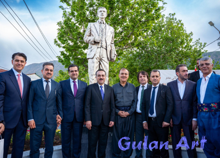 پەردە لەسەر پەیکەری چیرۆکنووس (مەم) لادرا
