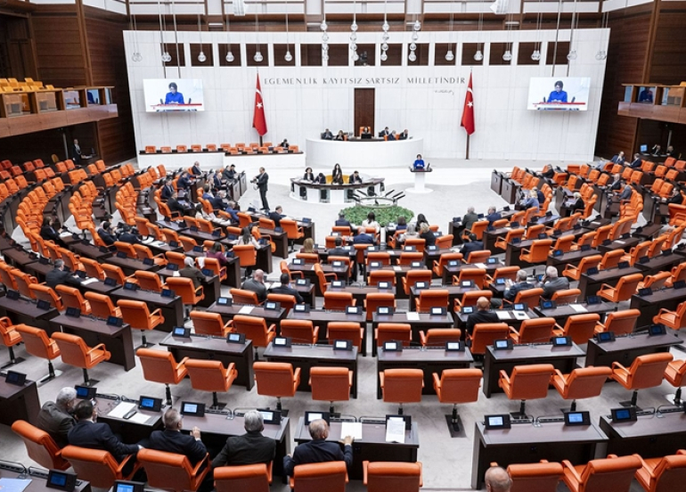 AK Partî: Heta ku PKK çekan daneyne gavên yasayî nayên avêtin