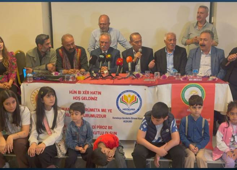 Dengbêj û zarokan li Stenbolê Cejna Zimanê Kurdî pîroz kir