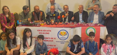 Dengbêj û zarokan li Stenbolê Cejna Zimanê Kurdî pîroz kir