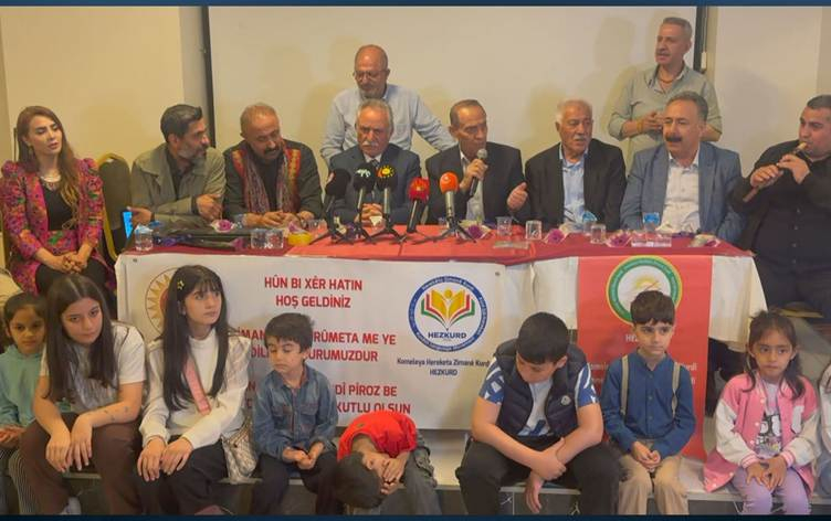 Dengbêj û zarokan li Stenbolê Cejna Zimanê Kurdî pîroz kir