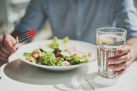 كيف يؤثر شرب الماء قبل الأكل على عملية الهضم؟