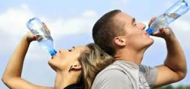 7 أخطاء شائعة قد ترتكبها عند شرب الماء... والحل