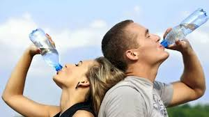 7 أخطاء شائعة قد ترتكبها عند شرب الماء... والحل