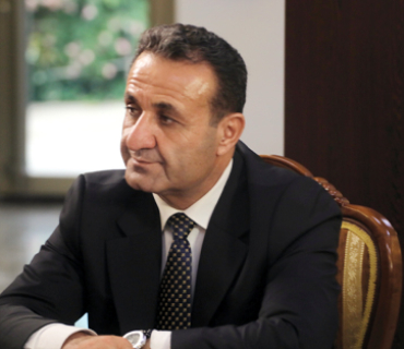 عیماد تەها ئەندامی بازنەی گفتوگۆ:     دەستووری عێراق لەسەر بنەمای ئەو لێكتێگەیشتن و ڕێككەوتنانە بونیادنراوە كە لایەنەكانی ئۆپۆزسیۆنی لە ساڵی ٢٠٠٢ لە لەندەن ئیمزایان لەسەر كردبوو