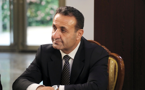 عیماد تەها ئەندامی بازنەی گفتوگۆ:     دەستووری عێراق لەسەر بنەمای ئەو لێكتێگەیشتن و ڕێككەوتنانە بونیادنراوە كە لایەنەكانی ئۆپۆزسیۆنی لە ساڵی ٢٠٠٢ لە لەندەن ئیمزایان لەسەر كردبوو